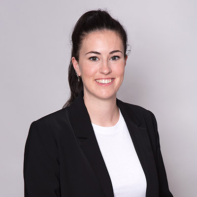 María Tamarit, RECEPCIÓN Y ADMINISTRACIÓN